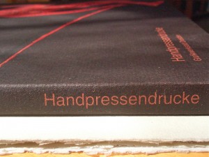 Mappen, sechsseitig rundum gestaltet, jeweils kaschiert mit mehrfarbiger Druckgrafik